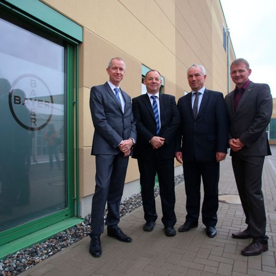 Dr. Mathias Kremer, Leiter des Bereichs Strategie und Portfolio-Management der Division Crop Science, Dr. Ralf Svoboda, Leiter des Referats Technologie im Ministerium für Wirtschaft, Bau und Tourismus des Landes Mecklenburg-Vorpommern, Thomas Beyer, Bürgermeister der Hansestadt Wismar, Daniel Karsch, Geschäftsführer von Bayer CropScience Biologics Dr. Mathias Kremer, Leiter des Bereichs Strategie und Portfolio-Management der Division Crop Science, Dr. Ralf Svoboda, Leiter des Referats Technologie im Ministerium für Wirtschaft, Bau und Tourismus des Landes Mecklenburg-Vorpommern, Thomas Beyer, Bürgermeister der Hansestadt Wismar, Daniel Karsch, Geschäftsführer von Bayer CropScience Biologics