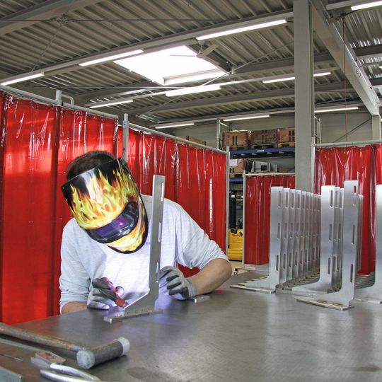 Neue Montage im aufgestockten Gebäude: Das Schweissen von Aluminium gehört bei Mirap zu den Kernkompetenzen im Bereich der Feinblechbearbeitung. Neue Montage im aufgestockten Gebäude: Das Schweissen von Aluminium gehört bei Mirap zu den Kernkompetenzen im Bereich der Feinblechbearbeitung.