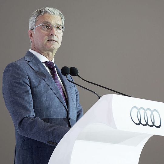 Audi-Chef Rupert Stadler wurde auf der Betriebsversammlung am Mittwoch (5. Oktober) in Ingolstadt von der eigenen Belegschaft teilweise ausgebuht. Audi-Chef Rupert Stadler wurde auf der Betriebsversammlung am Mittwoch (5. Oktober) in Ingolstadt von der eigenen Belegschaft teilweise ausgebuht.