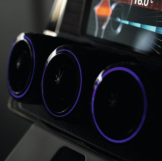 Funktionen im Innenraum lassen sich optisch verdeutlichen – etwa, wenn ein Ausströmer, der kühle Luft ins Auto transportiert, temperaturabhängig in Blau leuchtet. Funktionen im Innenraum lassen sich optisch verdeutlichen – etwa, wenn ein Ausströmer, der kühle Luft ins Auto transportiert, temperaturabhängig in Blau leuchtet.