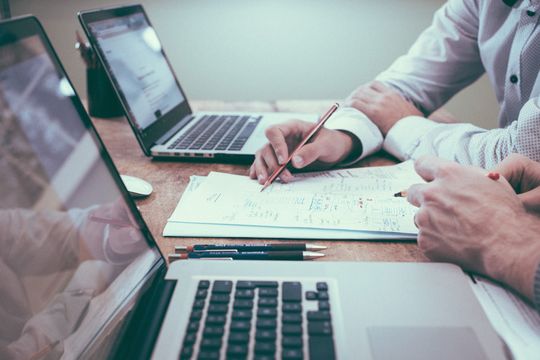 Um Probleme effektiv zu lösen, muss die Führungskraft gemeinsam mit den Mitarbeitern viel Zeit investieren. Nur so kann eine gute Lösung enstehen, die langfristig Stand hält und die Führungskraft und Mitarbeiter auf längere Sicht entlastet. Um Probleme effektiv zu lösen, muss die Führungskraft gemeinsam mit den Mitarbeitern viel Zeit investieren. Nur so kann eine gute Lösung enstehen, die langfristig Stand hält und die Führungskraft und Mitarbeiter auf längere Sicht entlastet.