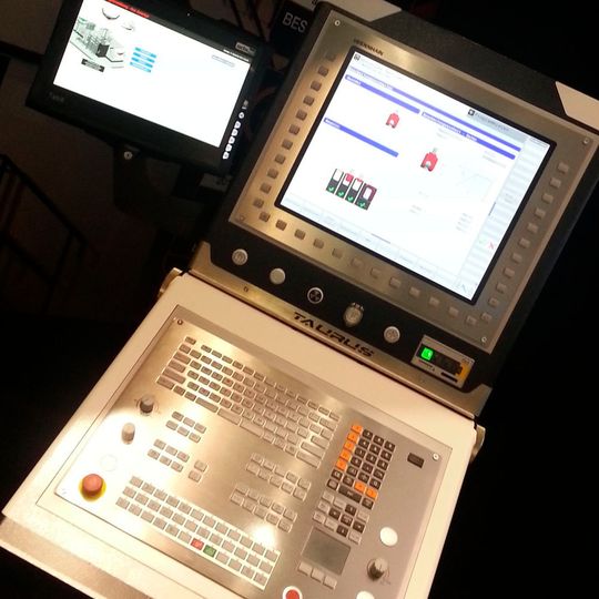 Die Bedienergonomie des Taurus-Inpro-Tablets von Waldrich Coburg wurde mit Plus X Award ausgezeichnet. Die Bedienergonomie des Taurus-Inpro-Tablets von Waldrich Coburg wurde mit Plus X Award ausgezeichnet.
