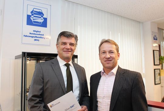 Jens Nietzschmann (li.), DAT-Geschäftsführer Inland und Sprecher der Geschäftsleitung, mit Markus Herrmann, Präsident BFA und Inhaber der Kfz-Aufbereitung, in München. Jens Nietzschmann (li.), DAT-Geschäftsführer Inland und Sprecher der Geschäftsleitung, mit Markus Herrmann, Präsident BFA und Inhaber der Kfz-Aufbereitung, in München.