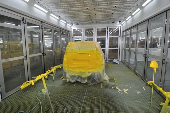 Nach der Lackierung mit einem der neuesten Klarlacke kann schon nach einer Trocknung von 10 bis 15 Minuten bei 40 Grad Celsius am Fahrzeug weitergearbeitet werden.