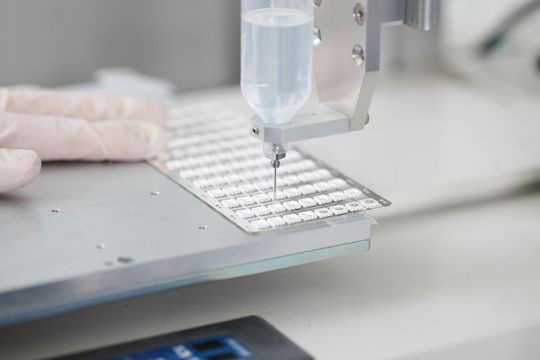 Die neuen NRI-Vergussmassen LUMISIL 740 und LUMISIL 770 von Wacker schützen den empfindlichen Halbleiterchip von Leuchtdioden wirksam vor Umwelteinflüssen. Die neuen NRI-Vergussmassen LUMISIL 740 und LUMISIL 770 von Wacker schützen den empfindlichen Halbleiterchip von Leuchtdioden wirksam vor Umwelteinflüssen.