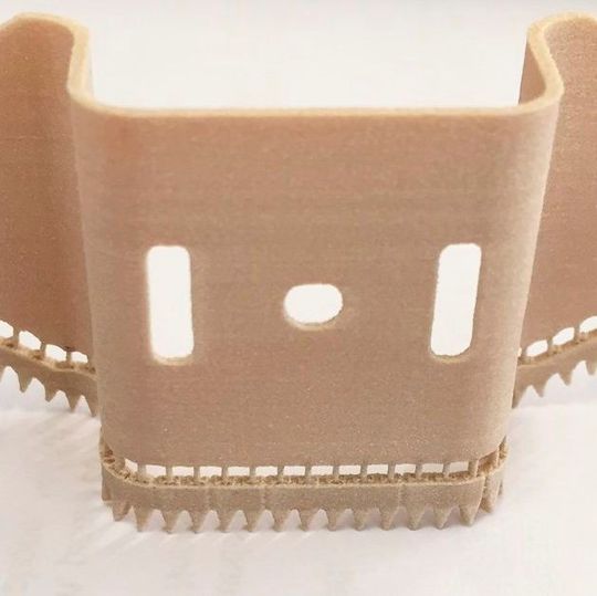 Peak-Bauteil mit Support-Strukturen, gedruckt im Thermomelt-Verfahren Peak-Bauteil mit Support-Strukturen, gedruckt im Thermomelt-Verfahren