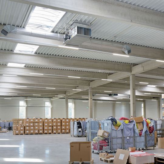 Eine Lagerhalle richtig und energieeffizient zu temperieren, gehört schon zu den größeren Herausforderungen für Heizungs- und Lüftungsbauer. Eine Lagerhalle richtig und energieeffizient zu temperieren, gehört schon zu den größeren Herausforderungen für Heizungs- und Lüftungsbauer.