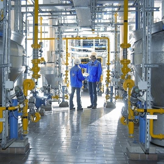 Kontrollgang in einer Industrieanlage Kontrollgang in einer Industrieanlage