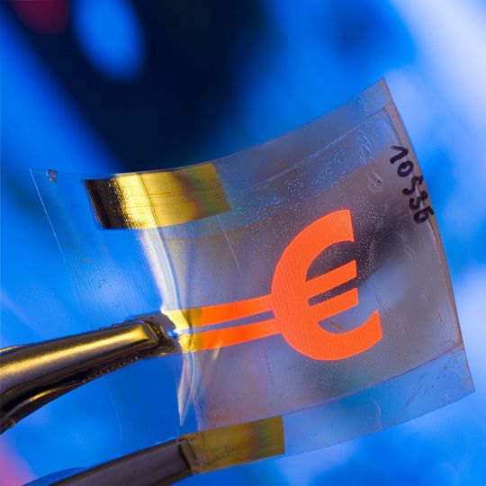 Mit dem neuen Inline-Detektionssystem der Fraunhofer-Allianz Polo sollen Verkapselungsfolien für flexible organische Leuchtdioden (OLEDs) künftig ohne Defekte hergestellt werden. Mit dem neuen Inline-Detektionssystem der Fraunhofer-Allianz Polo sollen Verkapselungsfolien für flexible organische Leuchtdioden (OLEDs) künftig ohne Defekte hergestellt werden.