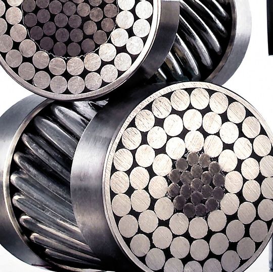 Sowohl die Drähte im Kern als auch die Aluminium-Zirkonium-Drähte im Mantel tragen zur Zugfestigkeit der neuartigen Hochtemperatur-Leiterseile, die von Wissenschaftlern der RWTH Aachen entwickelt wurden, bei. Sie sollen die Transportfähigkeit bereits bestehender Stromtrassen nahezu verdoppeln. Sowohl die Drähte im Kern als auch die Aluminium-Zirkonium-Drähte im Mantel tragen zur Zugfestigkeit der neuartigen Hochtemperatur-Leiterseile, die von Wissenschaftlern der RWTH Aachen entwickelt wurden, bei. Sie sollen die Transportfähigkeit bereits bestehender Stromtrassen nahezu verdoppeln.