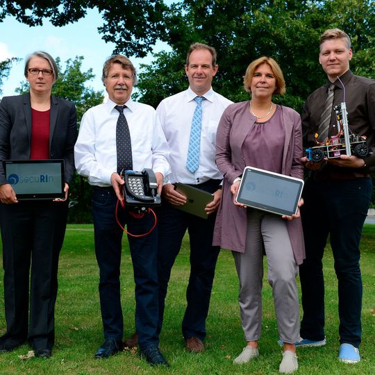 Das Securin-Team will Industrie 4.0 für Unternehmen sicherer machen (von links): Prof. Dr. Ina Schiering, Prof. Dr. Diederich Wermser, Prof. Dr. Gert Bikker, Prof. Dr. Sandra Müller, Florian Pramme. Das Securin-Team will Industrie 4.0 für Unternehmen sicherer machen (von links): Prof. Dr. Ina Schiering, Prof. Dr. Diederich Wermser, Prof. Dr. Gert Bikker, Prof. Dr. Sandra Müller, Florian Pramme.