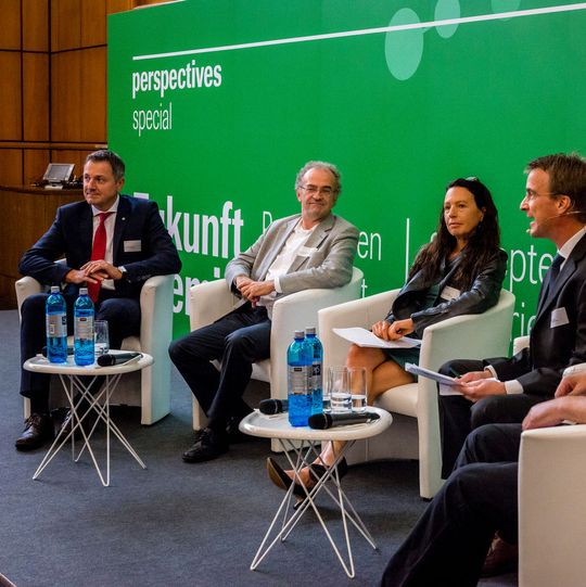 Im Panel „Nachhaltigkeit und Produktentwicklung“ diskutierten die Experten, wie sich Nachhaltigkeit in die Entwicklung von neuen Produkten integrieren lässt. (V.l.n.r.: Martin Vollmer, Chief Technology Officer von Clariant, Prof. Klaus Kümmerer, Professor für Nachhaltige Chemie und Stoffliche Ressourcen an der Leuphana Universität Lüneburg, Steffi Ober, Referentin für Nachhaltige Forschungspolitik beim NABU Berlin, Moderator Christian Preiser, Chefredakteur „Markt und Mittelstand“, Frankfurt Business Media) Im Panel „Nachhaltigkeit und Produktentwicklung“ diskutierten die Experten, wie sich Nachhaltigkeit in die Entwicklung von neuen Produkten integrieren lässt. (V.l.n.r.: Martin Vollmer, Chief Technology Officer von Clariant, Prof. Klaus Kümmerer, Professor für Nachhaltige Chemie und Stoffliche Ressourcen an der Leuphana Universität Lüneburg, Steffi Ober, Referentin für Nachhaltige Forschungspolitik beim NABU Berlin, Moderator Christian Preiser, Chefredakteur „Markt und Mittelstand“, Frankfurt Business Media)