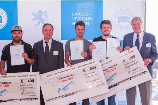 Praktischer Leistungswettbewerb beim Kfz-Gewerbe Hessen: (v. li.) Dominik Miklitsch (2. Platz), Horst Haese (Vorstand für Berufsbildung), Nico Reinig (1. Platz), Philipp Adrian Roth (3. Platz), Bert Rauscher (Heinz und Gisela Friederichs Stiftung). Praktischer Leistungswettbewerb beim Kfz-Gewerbe Hessen: (v. li.) Dominik Miklitsch (2. Platz), Horst Haese (Vorstand für Berufsbildung), Nico Reinig (1. Platz), Philipp Adrian Roth (3. Platz), Bert Rauscher (Heinz und Gisela Friederichs Stiftung).