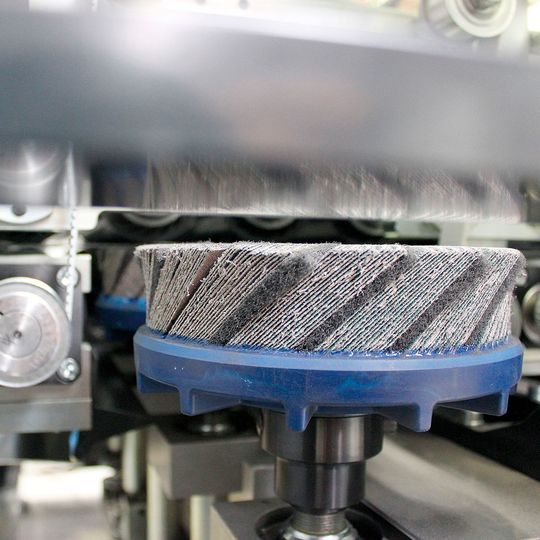 Bis zu 50 mm starke Blechzuschnitte kann die Entgratmaschine Edgegrinder aus der Edgeracer-Baureihe entgraten. Bis zu 50 mm starke Blechzuschnitte kann die Entgratmaschine Edgegrinder aus der Edgeracer-Baureihe entgraten.