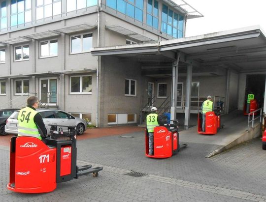 An vier seiner Standorte führt CTL jetzt 54 Linde-Doppelstock-Hochhubwagen als Fahrermithilfegeräte ein. An vier seiner Standorte führt CTL jetzt 54 Linde-Doppelstock-Hochhubwagen als Fahrermithilfegeräte ein.