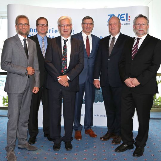 Der neue Vorstand des Fachbereichs Messtechnik und Prozessautomatisierung im ZVEI-Fachverband Automation: Johannes Kalhoff, Carsten O`Beirne, Stephan Neuburger, Nikolaus Krüger, Eckard Eberle, Dirk Steinmüller (v.l.n.r., nicht im Bild Günter Kech). Der neue Vorstand des Fachbereichs Messtechnik und Prozessautomatisierung im ZVEI-Fachverband Automation: Johannes Kalhoff, Carsten O`Beirne, Stephan Neuburger, Nikolaus Krüger, Eckard Eberle, Dirk Steinmüller (v.l.n.r., nicht im Bild Günter Kech).