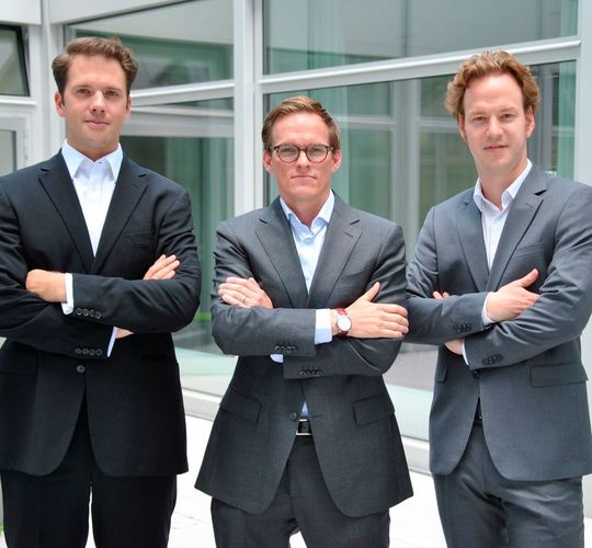 Das Labfolder Management-Team (v.l.n.r): Dr. Simon Bungers (Co-founder, CEO und Managing Director), Joris van Winsen (CFO und Managing Director), Dr. Florian Hauer (Co-founder, COO und General Director) Das Labfolder Management-Team (v.l.n.r): Dr. Simon Bungers (Co-founder, CEO und Managing Director), Joris van Winsen (CFO und Managing Director), Dr. Florian Hauer (Co-founder, COO und General Director)