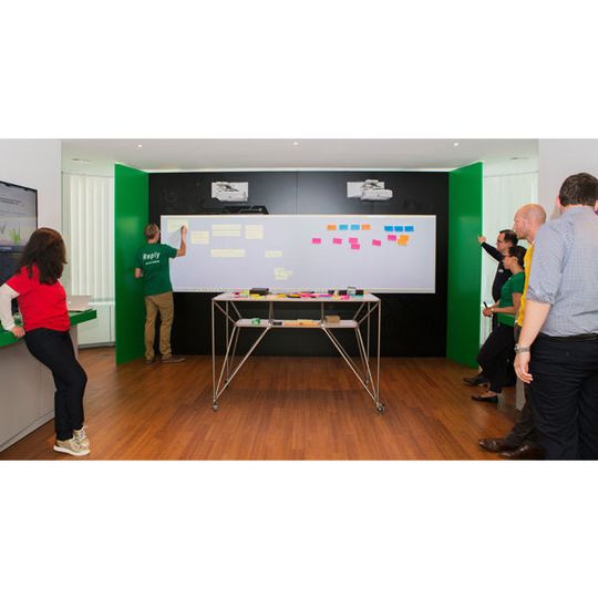 Das neu eröffnete Design Thinking Lab in München soll Teams bei der Entwicklung innovativer Ideen unterstützen. Das neu eröffnete Design Thinking Lab in München soll Teams bei der Entwicklung innovativer Ideen unterstützen.
