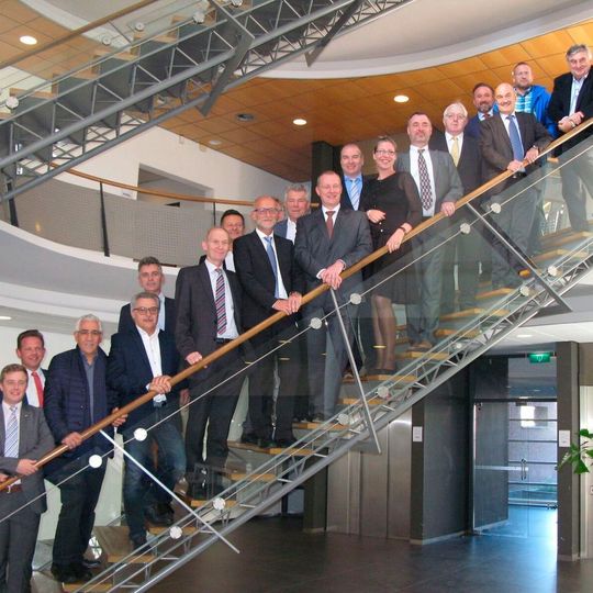 Die Delegierten der AIRC-Länder im Gebäude der FOCWA: Vordere Reihe 5. von links: AIRC-Präsident Hans-Peter Schneider, links daneben Klaus Weichtmann, rechts Peter Börner. Die Delegierten der AIRC-Länder im Gebäude der FOCWA: Vordere Reihe 5. von links: AIRC-Präsident Hans-Peter Schneider, links daneben Klaus Weichtmann, rechts Peter Börner.