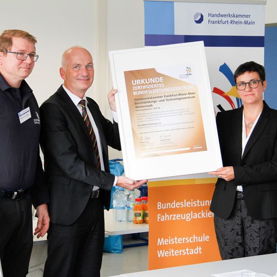 Die Vizepräsidentin der Handwerkskammer Frankfurt-Rhein-Main Susanne Haus, Hubert Romer, Geschäftsführer von WorldSkills Germany und Mariusz Dechnig, Fachbereichsleiter Maler und Lackierer im Berufsbildungs- und Technologiezentrum Weiterstadt der Handwerkskammer Frankfurt-Rhein-Main. Die Vizepräsidentin der Handwerkskammer Frankfurt-Rhein-Main Susanne Haus, Hubert Romer, Geschäftsführer von WorldSkills Germany und Mariusz Dechnig, Fachbereichsleiter Maler und Lackierer im Berufsbildungs- und Technologiezentrum Weiterstadt der Handwerkskammer Frankfurt-Rhein-Main.