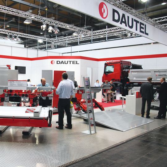Dautel präsentierte die neuen Ladebordwände auf der Nfz-IAA 2016 in Hannover. Dautel präsentierte die neuen Ladebordwände auf der Nfz-IAA 2016 in Hannover.