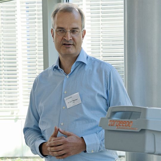 „Wir haben von Anfang an viel Wert auf Innovation gelegt“, erklärt Dr. Ralf Plieninger, CTO von Torqeedo. Und die realisiert das Unternehmen mit Solidworks. „Wir haben von Anfang an viel Wert auf Innovation gelegt“, erklärt Dr. Ralf Plieninger, CTO von Torqeedo. Und die realisiert das Unternehmen mit Solidworks.