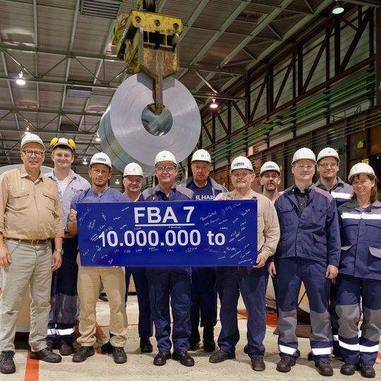 Produktionsrekord: Die Thyssenkrupp-Mitarbeiter an der Feuerbeschichtungsanlage in Bochum freuen sich über die 10.000.000 Tonne Qualitätsflachstahl, die seit Inbetriebnahme im Jahr 1992 hergestellt worden ist. Produktionsrekord: Die Thyssenkrupp-Mitarbeiter an der Feuerbeschichtungsanlage in Bochum freuen sich über die 10.000.000 Tonne Qualitätsflachstahl, die seit Inbetriebnahme im Jahr 1992 hergestellt worden ist.