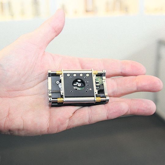 Mit diesem Mikromanipulator können Instrumente unter dem Mikroskop mit einer Wiederholgenauigkeit von 130 nm positioniert werden. Mit diesem Mikromanipulator können Instrumente unter dem Mikroskop mit einer Wiederholgenauigkeit von 130 nm positioniert werden.
