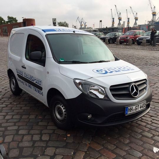 Wirbt mit dem Slogan „Denk‘ ich an Hamburg, denk‘ ich an Garbe“: der Logistikdienstleister Garbe (im Bild ein Kurierfahrzeug). Wirbt mit dem Slogan „Denk‘ ich an Hamburg, denk‘ ich an Garbe“: der Logistikdienstleister Garbe (im Bild ein Kurierfahrzeug).