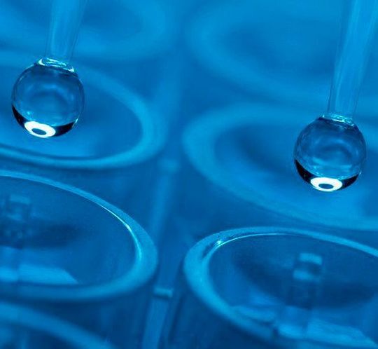 Um möglichst kleine Tropfen herzustellen, werden keine Pipetten, sondern in der Regel Düsen eingesetzt. Sie schießen die Tröpfchen mit hohem Druck durch ein Ventil. Oldenburger Wissenschaftler haben nun eine neue, noch unempfindlichere Methode entwickelt. Um möglichst kleine Tropfen herzustellen, werden keine Pipetten, sondern in der Regel Düsen eingesetzt. Sie schießen die Tröpfchen mit hohem Druck durch ein Ventil. Oldenburger Wissenschaftler haben nun eine neue, noch unempfindlichere Methode entwickelt.