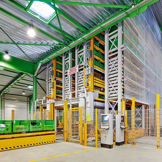 Die automatische Lageranlage, bei der Zuführung und Entnahme von Lagerteilen. Die automatische Lageranlage, bei der Zuführung und Entnahme von Lagerteilen.