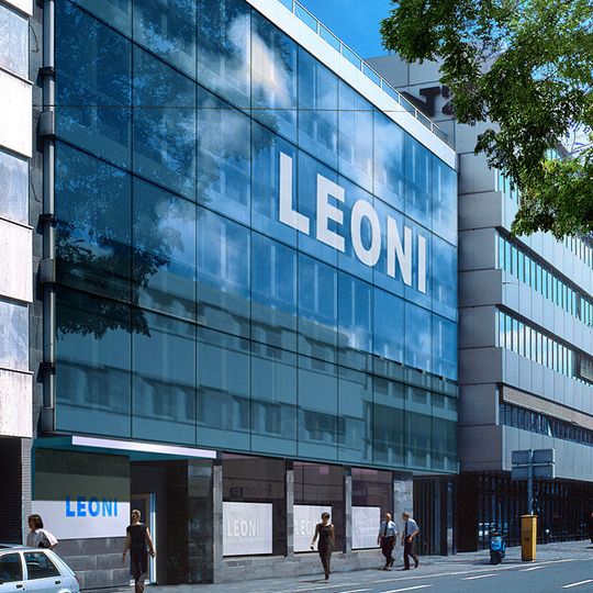 Die im MDAX notierte Unternehmensgruppe Leoni beschäftigt weltweit rund 76.000 Mitarbeiter und erzielte 2015 einen Umsatz von 4,5 Mrd. Euro. Die im MDAX notierte Unternehmensgruppe Leoni beschäftigt weltweit rund 76.000 Mitarbeiter und erzielte 2015 einen Umsatz von 4,5 Mrd. Euro.