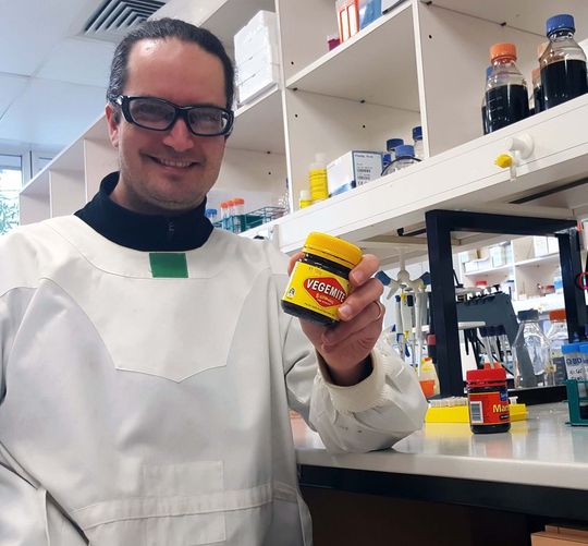 Dr. Ben Schulz untersucht, ob Vegemite zum Bierbrauen geeignet ist. Dr. Ben Schulz untersucht, ob Vegemite zum Bierbrauen geeignet ist.