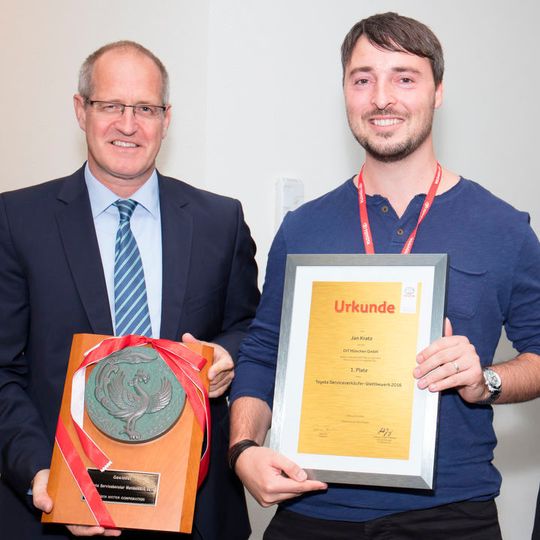 Jan Kratz (links) ist der Beste unter den 26 neuen Serviceverkäufern. Jan Kratz (links) ist der Beste unter den 26 neuen Serviceverkäufern.