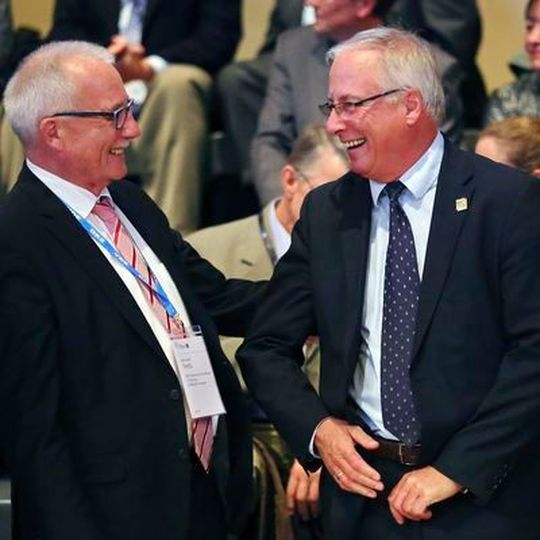 Gratulation: Dr. Bernhard Thies (links), der Sprecher der DKE-Geschäftsführung, beglückwünscht den Lord-Kelvin-Preisträger Uwe Kampet.