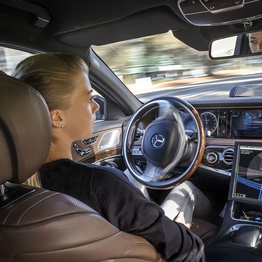 Mercedes-Ingenieur Hugo: „Wir glauben, dass die Frage nach der Ethik nicht so relevant sein werden, wie die Menschen heute denken. Sie wird sich kaum einmal stellen.“ Mercedes-Ingenieur Hugo: „Wir glauben, dass die Frage nach der Ethik nicht so relevant sein werden, wie die Menschen heute denken. Sie wird sich kaum einmal stellen.“