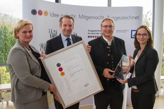 Von links nach rechts: Maria Henritzi (Repräsentantin Deutsche Bank), Dr. Valentin Kahl, Dr. Roman Zantl (beide Geschäftsführer ibidi GmbH), Katrin Roth (Repräsentantin Land der Ideen). Von links nach rechts: Maria Henritzi (Repräsentantin Deutsche Bank), Dr. Valentin Kahl, Dr. Roman Zantl (beide Geschäftsführer ibidi GmbH), Katrin Roth (Repräsentantin Land der Ideen).