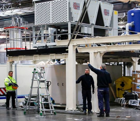 Countdown zur K 2016 - seit einigen Tagen herrscht in allen 19 Hallen des Düsseldorfer Messegeländes lebhafte Betriebsamkeit. Vom 19. bis 26. Oktober ist die K 2016 Treffpunkt der internationalen Kunststoff- und Kautschukindustrie. Mehr als 3200 Aussteller aus 61 Ländern, darunter alle namhaften Unternehmen der Branche, präsentieren ihre Produktneuheiten und machen die Messe damit zur weltweit bedeutendsten Plattform für Innovationen und Business. Rund 200.000 Fachleute aus aller Welt werden erwartet. Wie es beim Aufbau so zu geht, zeigen die folgenden Impressionen... Countdown zur K 2016 - seit einigen Tagen herrscht in allen 19 Hallen des Düsseldorfer Messegeländes lebhafte Betriebsamkeit. Vom 19. bis 26. Oktober ist die K 2016 Treffpunkt der internationalen Kunststoff- und Kautschukindustrie. Mehr als 3200 Aussteller aus 61 Ländern, darunter alle namhaften Unternehmen der Branche, präsentieren ihre Produktneuheiten und machen die Messe damit zur weltweit bedeutendsten Plattform für Innovationen und Business. Rund 200.000 Fachleute aus aller Welt werden erwartet. Wie es beim Aufbau so zu geht, zeigen die folgenden Impressionen...