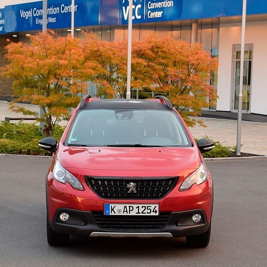 Herbstliche Farbenpracht: „Ultimate-Rot“ steht dem Peugeot 2008 vorzüglich. Herbstliche Farbenpracht: „Ultimate-Rot“ steht dem Peugeot 2008 vorzüglich.
