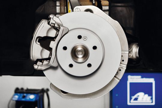 ATE bietet ein Ersatzteil für die neuen, zweiteiligen Bremsscheiben von Mercedes-Benz an. ATE bietet ein Ersatzteil für die neuen, zweiteiligen Bremsscheiben von Mercedes-Benz an.