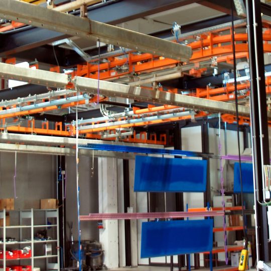 Modularität der MEEH-Pulverbeschichtungsanlagen schafft Lösungen für Plastcoat. Modularität der MEEH-Pulverbeschichtungsanlagen schafft Lösungen für Plastcoat.