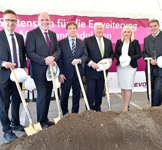 Bei einer offiziellen Feierstunde haben (von links) Dr. Götz Baumgarten, Leiter des Membrangeschäfts, Dr. Axel Kobus, Leiter der Produktlinie Fibres, Membranes & Specialities, Dr. Claus Rettig, Vorsitzender der Geschäftsführung Evonik Resource Efficiency, Dr. Klaus Engel, Vorstandsvorsitzender Evonik Industries, Mag. Dr. Angelika Winzig, Abgeordnete zum Nationalrat des österreichischen Parlaments sowie Gerhard Gründl, Bürgermeister der Marktgemeinde Schörfling am Attersee, am 30. September 2016 den Grundstein für die Erweiterung des Standorts in Schörfling (Österreich) gelegt. Bei einer offiziellen Feierstunde haben (von links) Dr. Götz Baumgarten, Leiter des Membrangeschäfts, Dr. Axel Kobus, Leiter der Produktlinie Fibres, Membranes & Specialities, Dr. Claus Rettig, Vorsitzender der Geschäftsführung Evonik Resource Efficiency, Dr. Klaus Engel, Vorstandsvorsitzender Evonik Industries, Mag. Dr. Angelika Winzig, Abgeordnete zum Nationalrat des österreichischen Parlaments sowie Gerhard Gründl, Bürgermeister der Marktgemeinde Schörfling am Attersee, am 30. September 2016 den Grundstein für die Erweiterung des Standorts in Schörfling (Österreich) gelegt.
