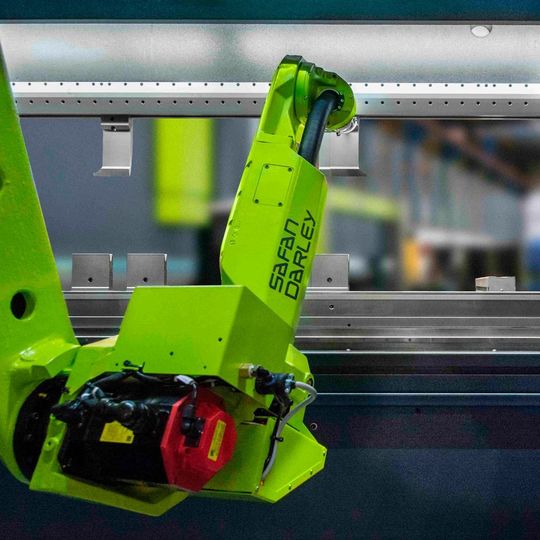 Diese Abkantpresse mit automatischem Werkzeugwechsler gehört zu den Premieren von Safan-Darley auf der Euroblech 2016. Diese Abkantpresse mit automatischem Werkzeugwechsler gehört zu den Premieren von Safan-Darley auf der Euroblech 2016.