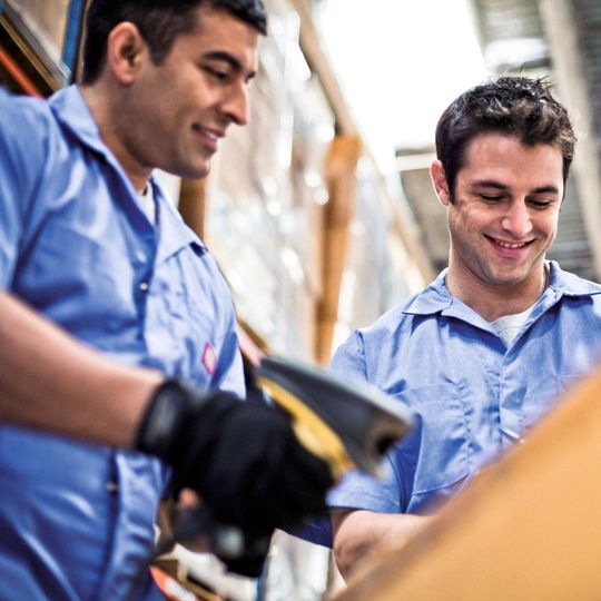 Man kann Störungen und unerwartete Veränderungen im Materialfluss bei durchgängigen IT-gestützten Prozessen mit beleglosem Informationsfluss sofort erkennen und darauf reagieren. Man kann Störungen und unerwartete Veränderungen im Materialfluss bei durchgängigen IT-gestützten Prozessen mit beleglosem Informationsfluss sofort erkennen und darauf reagieren.