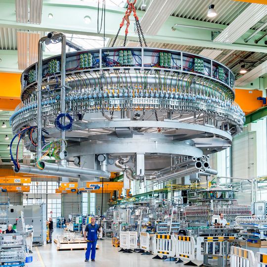 Edelstahl, so weit das Auge reicht. Pro Jahr werden bei Krones etwa 15.000 t Edelstahl bearbeitet – mit moderner Fertigungstechnik. Edelstahl, so weit das Auge reicht. Pro Jahr werden bei Krones etwa 15.000 t Edelstahl bearbeitet – mit moderner Fertigungstechnik.