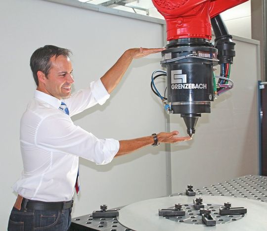 Dr. Weigl von Grenzebach verdeutlicht im hauseigenen Technikum, wo und wie sich die besonders produktive Art des Rührreibschweißens „abspielt“. Dr. Weigl von Grenzebach verdeutlicht im hauseigenen Technikum, wo und wie sich die besonders produktive Art des Rührreibschweißens „abspielt“.