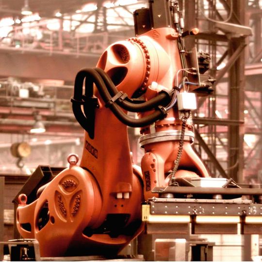 Die Stahlindustrie verlangt den Robotern einiges ab: neben kalten Temperaturen setzen ihnen zudem Staub zu. Der titan von Kuka schlägt sich wacker bei der Handhabung von Spezialprofilen aus Stahl. Die Stahlindustrie verlangt den Robotern einiges ab: neben kalten Temperaturen setzen ihnen zudem Staub zu. Der titan von Kuka schlägt sich wacker bei der Handhabung von Spezialprofilen aus Stahl.