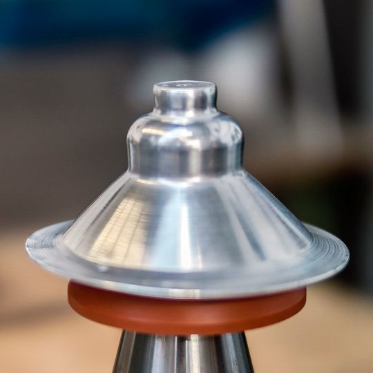 Wie sich mittels Metalldrücken ein solches Werkstück innerhalb weniger Minuten erstellen lässt, können die Besucher der Euroblech 2016 direkt bei Abacus ausprobieren. Wie sich mittels Metalldrücken ein solches Werkstück innerhalb weniger Minuten erstellen lässt, können die Besucher der Euroblech 2016 direkt bei Abacus ausprobieren.