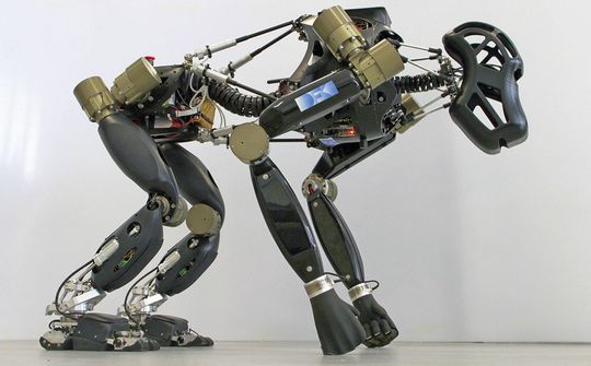 Der hominide Roboter Charlie besitzt die Fähigkeit, seine Haltung an die jeweilige Gegebenheit anzupassen. Der hominide Roboter Charlie besitzt die Fähigkeit, seine Haltung an die jeweilige Gegebenheit anzupassen.