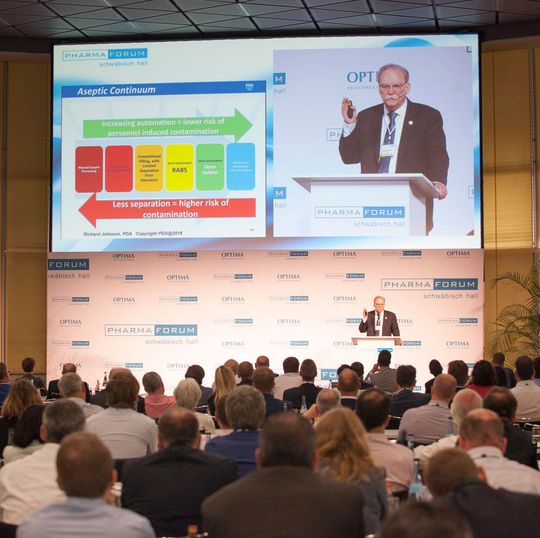 Der US-Amerikaner Richard Johnson, Präsident der Parenteral Drug Association (PDA), berichtete beim Pharma Forum über die technischen Herausforderungen neuer Arzneimittel. Der US-Amerikaner Richard Johnson, Präsident der Parenteral Drug Association (PDA), berichtete beim Pharma Forum über die technischen Herausforderungen neuer Arzneimittel.
